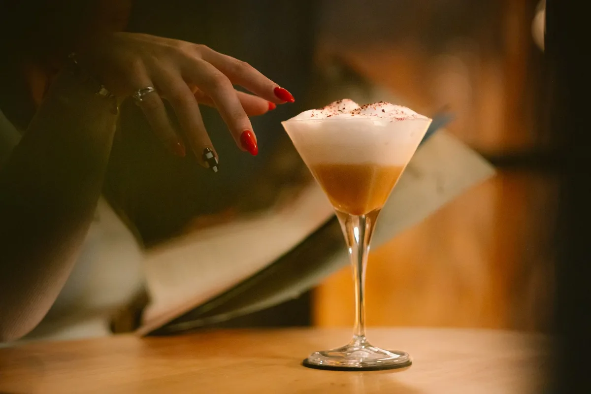 Λίστα ποτών και cocktail σε μπαρ με χαμηλό φωτισμό