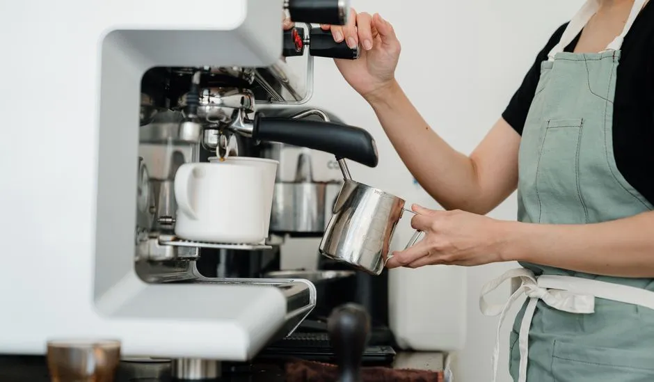 Barista ετοιμάζει καφέ